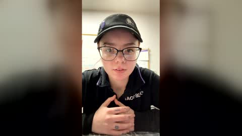 yourfavoriteshorty online show from February 24, 4:32 am