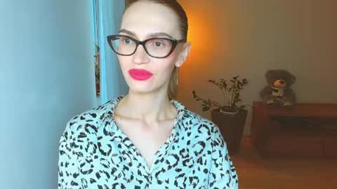 Snapshot of yourladysunshine chatting on June 3, 9:01 am Ksyusha online show from June 3, 9:01 am