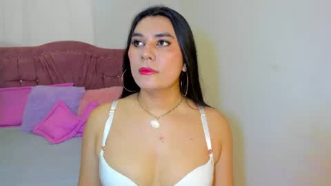 Snapshot of yourlatina_emely chatting on July 5, 5:53 pm EMELY online show from July 5, 5:53 pm