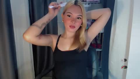 Snapshot of yourlovekylie chatting on April 24, 4:15 am KYLIE MORE online show from April 24, 4:15 am