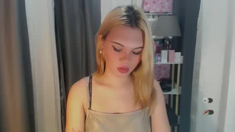 Snapshot of yourlovekylie chatting on May 11, 4:04 pm KYLIE MORE online show from May 11, 4:04 pm