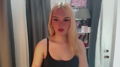 Snapshot of yourlovekylie chatting on May 24, 6:07 am KYLIE MORE online show from May 24, 6:07 am