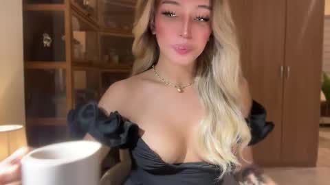 Snapshot of yourlovingpearlita1000 chatting on February 25, 8:13 am Pearl online show from February 25, 8:13 am