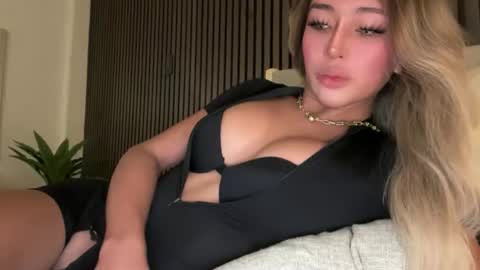 Snapshot of yourlovingpearlita1000 chatting on April 21, 11:40 pm Pearl online show from April 21, 11:40 pm