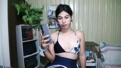 Snapshot of yoursubmissive_larah chatting on May 7, 12:21 pm yoursubmissive_larah online show from May 7, 12:21 pm