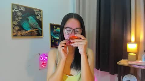 Snapshot of yourtinybunny chatting on May 28, 10:01 am yourtinybunny online show from May 28, 10:01 am