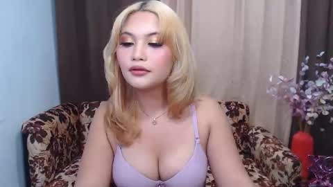 Snapshot of youungsextdeity chatting on May 16, 10:01 am cathy online show from May 16, 10:01 am