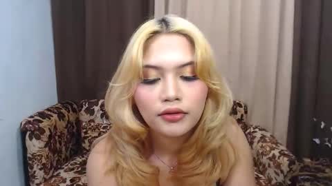 Snapshot of youungsextdeity chatting on May 22, 10:43 am cathy online show from May 22, 10:43 am
