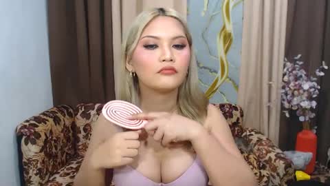 Snapshot of youungsextdeity chatting on July 9, 10:52 am cathy online show from July 9, 10:52 am