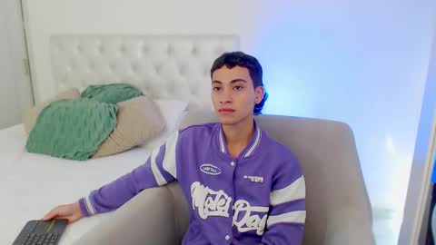 yulian_vasquez online show from February 25, 7:12 pm