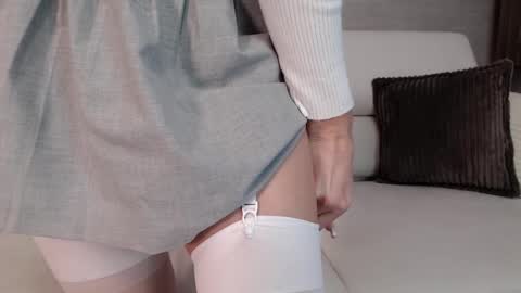 Snapshot of yummy_blonde chatting on April 27, 9:29 am you babe online show from April 27, 9:29 am