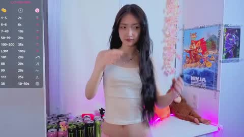 yung_leana online show from April 5, 7:11 pm