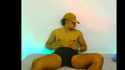 Snapshot of yvan_latin chatting on November 1, 10:23 pm yvan_latin online show from November 1, 10:23 pm