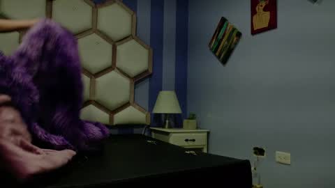 yvi online show from April 11, 11:58 am