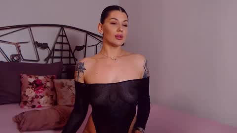 Snapshot of yvonneeverlee chatting on April 22, 9:27 pm I V Y online show from April 22, 9:27 pm