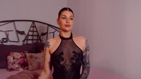 Snapshot of yvonneeverlee chatting on May 21, 8:49 pm I V Y online show from May 21, 8:49 pm