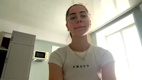 Snapshot of yvonnepfluger chatting on May 30, 7:05 am Lina online show from May 30, 7:05 am