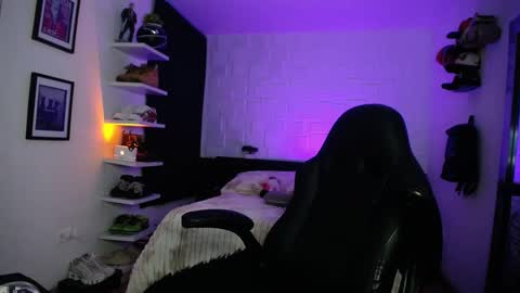 zac_muller1 online show from March 8, 2:04 am