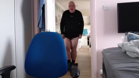 Snapshot of zacsmithuk chatting on February 6, 10:37 am Zac Smitj online show from February 6, 10:37 am