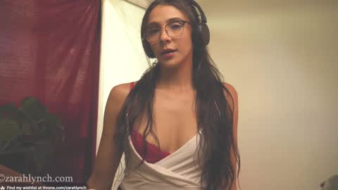 Snapshot of zarahlynch chatting on December 18, 6:25 pm Miss Lynch   Next show  2911 online show from December 18, 6:25 pm