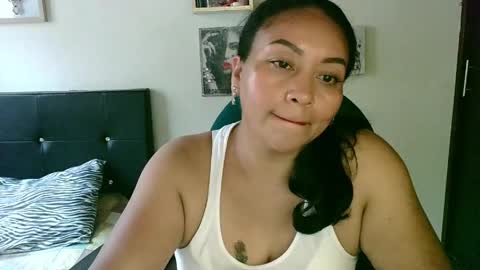 Snapshot of zaray_45bella chatting on May 26, 9:22 pm zaray online show from May 26, 9:22 pm