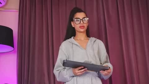zariaavera online show from May 9, 5:23 am