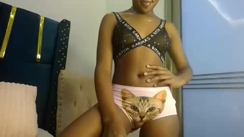 Snapshot of zariah011 chatting on April 17, 10:35 pm zariah online show from April 17, 10:35 pm