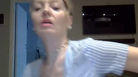 Snapshot of zarinaswift chatting on April 26, 8:01 am Zarina Swift online show from April 26, 8:01 am