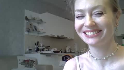 Snapshot of zarinaswift chatting on May 9, 7:02 am Zarina Swift online show from May 9, 7:02 am