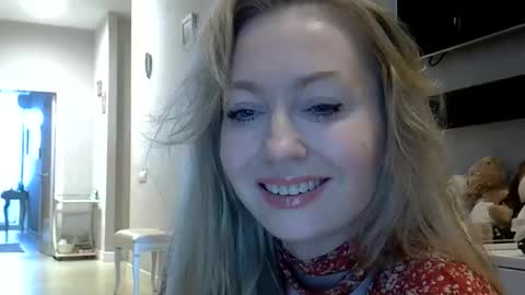 Snapshot of zarinaswift chatting on May 30, 6:43 am Zarina Swift online show from May 30, 6:43 am