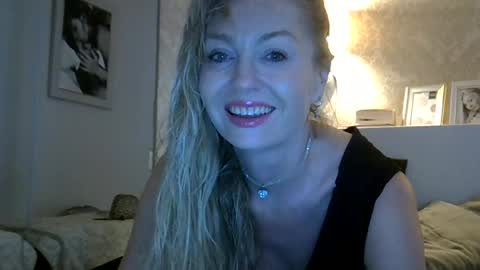 Snapshot of zarinaswift chatting on June 28, 10:54 am Zarina Swift online show from June 28, 10:54 am