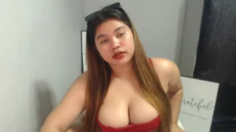 Snapshot of zeeel_x chatting on June 15, 6:43 pm Zeeel online show from June 15, 6:43 pm