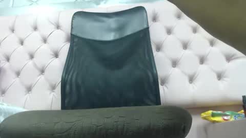 Snapshot of zelly_dirty chatting on December 14, 1:05 pm zelly_dirty online show from December 14, 1:05 pm