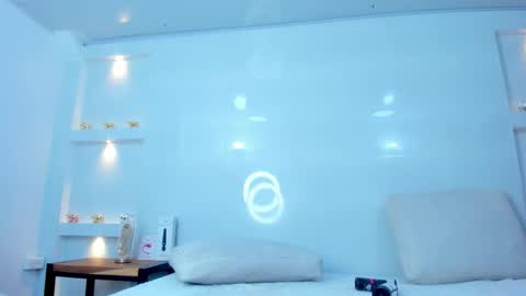 Zenda Evans online show from December 15, 4:06 am