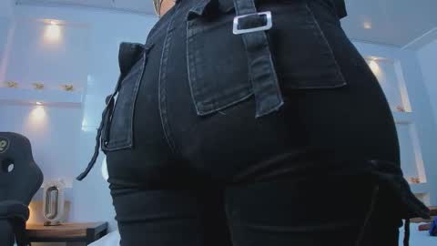 Zenda Evans online show from March 25, 4:07 am