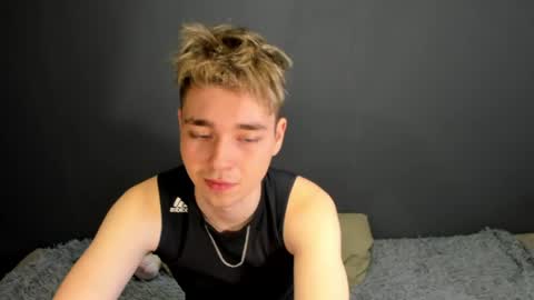 Snapshot of zeriixx chatting on April 30, 2:51 am Ethan online show from April 30, 2:51 am