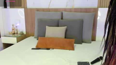 Snapshot of zhara_lenoire chatting on January 12, 3:28 pm Zhara online show from January 12, 3:28 pm
