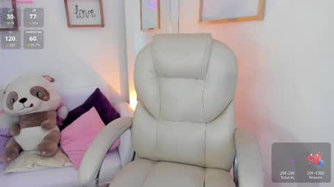 Snapshot of zobe_love chatting on June 24, 5:01 pm Zobe Love online show from June 24, 5:01 pm