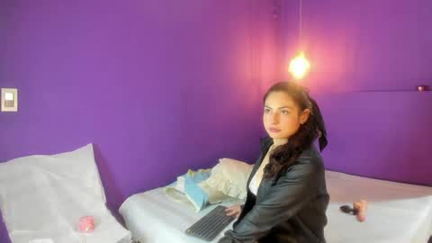 zoe_henderson online show from April 7, 3:07 am