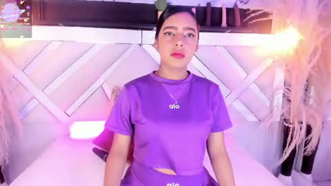 Snapshot of zoe_johnsonn1 chatting on May 9, 10:04 pm Zoey online show from May 9, 10:04 pm