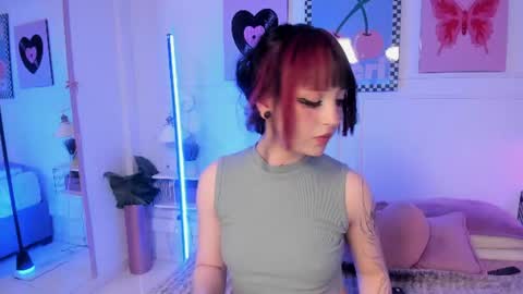 Zoe Lynch online show from July 16, 12:00 pm