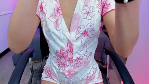 zoe_moreau online show from April 7, 7:25 pm