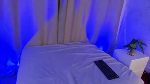Snapshot of zoe_rousee_ chatting on July 4, 12:11 pm zoe_rousee_ online show from July 4, 12:11 pm