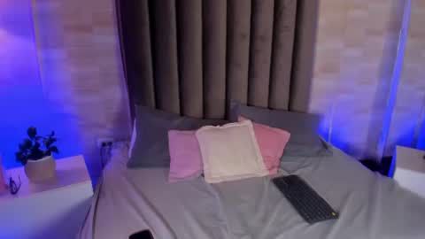 Snapshot of zoe_rousee_ chatting on August 6, 7:27 pm zoe_rousee_ online show from August 6, 7:27 pm