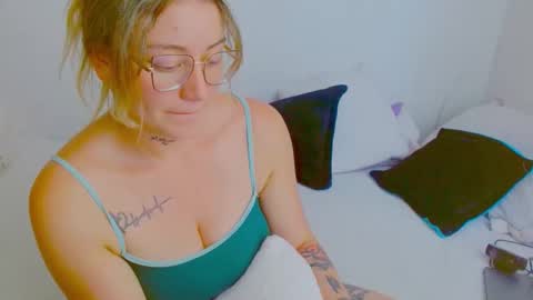 Snapshot of zoe_sexy69 chatting on February 4, 6:47 pm ZOE online show from February 4, 6:47 pm