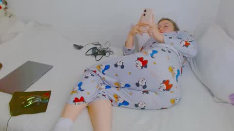 Snapshot of zoe_sexy69 chatting on February 7, 4:43 pm ZOE online show from February 7, 4:43 pm