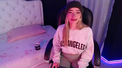 Snapshot of zoee_joness chatting on December 28, 12:03 pm zoe online show from December 28, 12:03 pm