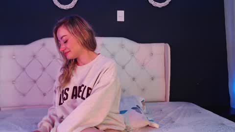 Snapshot of zoee_joness chatting on December 30, 6:05 pm zoe online show from December 30, 6:05 pm