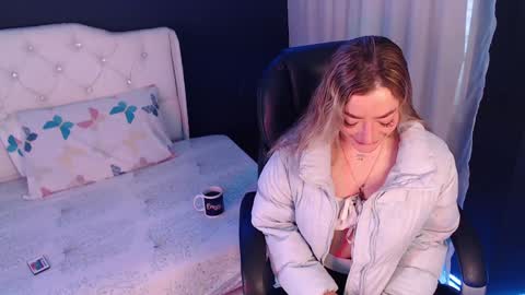 Snapshot of zoee_joness chatting on January 4, 11:43 am zoe online show from January 4, 11:43 am