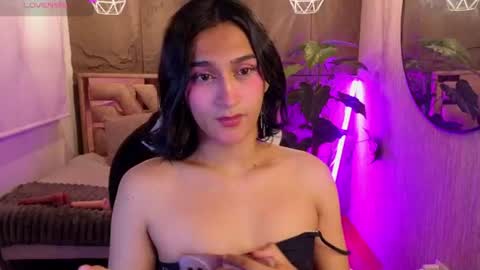 Snapshot of zoee_kiss_ chatting on August 1, 5:07 am ZOE online show from August 1, 5:07 am